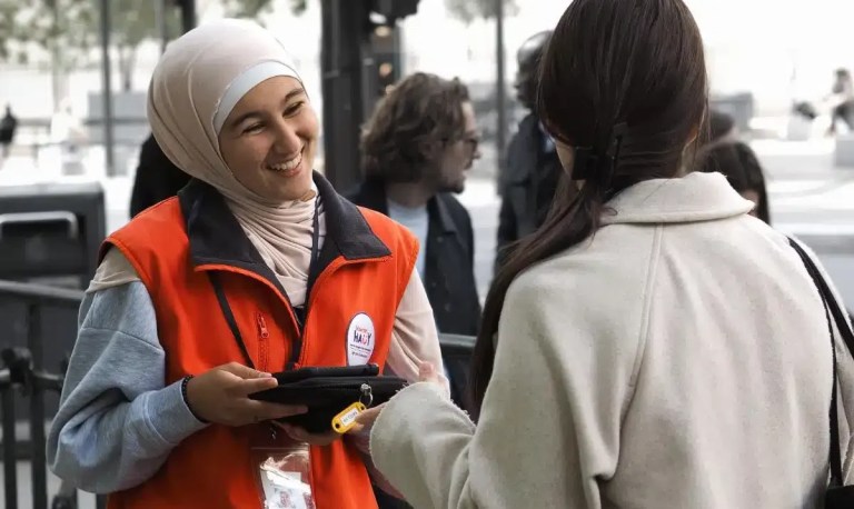 Discussion entre une femme recrutrice de donateurs et une